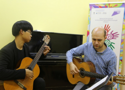 В Астрахани преподаватель Гнесинки научит детей играть на гитаре