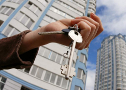 Прокуратура помогла астраханке переехать из аварийного дома