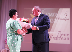 Председатель астраханской облдумы наградил лучших педагогов Камызякского района