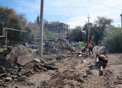 Астраханцам с нуля создают тротуар и дорогу на улице Немова