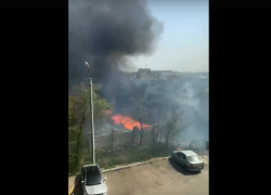 В Астрахани случился крупный пожар вблизи жилых домов