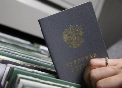 В Астраханской области директор школы платила отсутствующему преподавателю