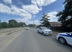 В Астраханской области на дороге сбили пенсионерку: пострадавшая скончалась