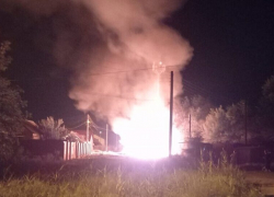 В микрорайоне города Астрахань загорелась огромная свалка