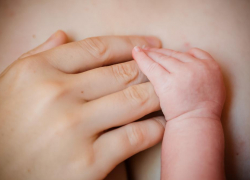 Астраханка пыталась задушить и закопать новорождённого сына 