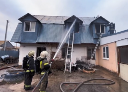 В Астраханской области почти 2 часа горела квартира. Видео