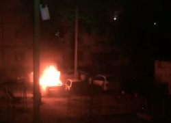 В Астрахани ночью полыхал автомобиль