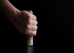 В астраханском селе в одном из домов утром обнаружили труп заколотого мужчины 