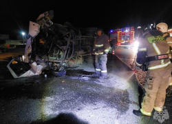 В Астрахани при столкновении трех авто разлилось топливо и погибли люди