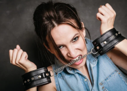 Задержанная по подозрению в угоне машины астраханка укусила полицейского в плечо