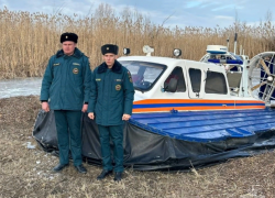 Четырех астраханцев спасли с застрявшей в раскатной части Каспия лодки