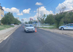 В Астрахани машина сбила переходившую дорогу школьницу