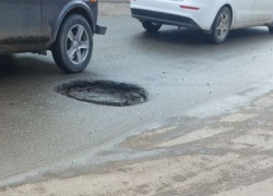 В Астрахани на улице Победы ушел под землю канализационный люк