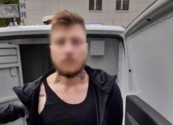 Бил стёкла и воровал украшения: астраханца подозревают в 8 эпизодах домовых краж 