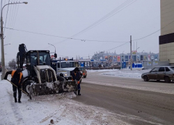 450 коммунальщиков пытаются спасти астраханцев от снега