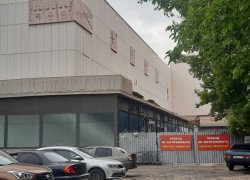 В кинотеатре "Октябрь" в Астрахани снесли часть исторического барельефа 