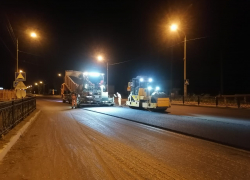 В Астрахани на улице Адмирала Нахимова укладывают новый асфальт