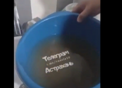 В селе Карагали Астраханской области из крана идет вода с ракушками и песком