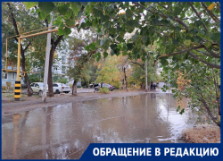 Прорыв водопровода зафиксировали астраханцы с улицы Савушкина