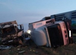 По дороге в Астрахань в аварии столкнулись три фургона, есть погибший