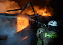 В Астрахани ночью горели две жилые постройки