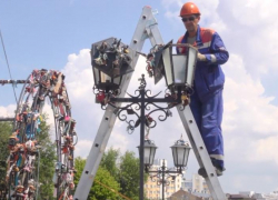 В Астрахани занялись фонарями на мосту влюблённых