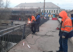 В Астрахани коммунальщики починили заграждение на Красном мосту