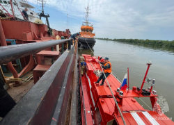 Под Астраханью загорелось судно на реке 