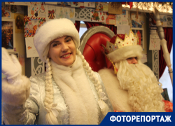 На астраханском вокзале Дед Мороз, Шуршик и сказочные кролики устроили праздник для астраханцев. Фоторепортаж