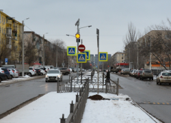 В Астрахани рядом со школами и детсадами ставят новые светофоры