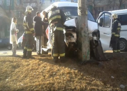 В Астрахани маршрутка с пассажирами протаранила столб