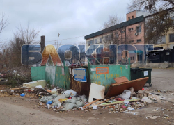 Жители Ленинского района Астрахани пожаловались на свалку между гимназией и детским садом