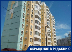 «Невыносимо для семей с детьми»: пока дом затапливает, астраханцы полтора месяца сидят без воды