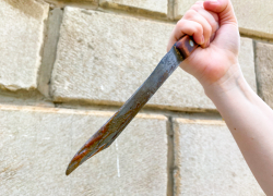 Удар ниже пояса: конфликт астраханца с другом закончился уголовкой