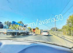 В Астрахани на Новом мосту посреди дороги у газели отвалился фургон