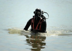Под Астраханью из реки Горная достали мертвого мужчину