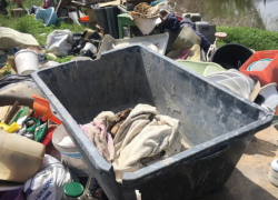 В Астрахани многодетным семьям подарили землю со свалкой