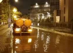 С городских улиц Астрахани откачали 408 кубометров воды