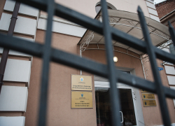 Астраханец выбросил из окна беспомощную женщину-инвалида