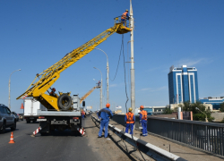 В Астрахани на Новом мосту меняют кабель для наружного освещения