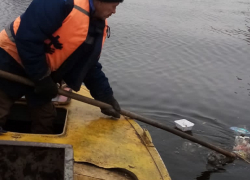С начала года коммунальщики достали со дна городских каналов две тонны мусора