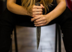 Астраханку приговорили к 5,5 годам колонии за попытку зарезать сожителя из ревности