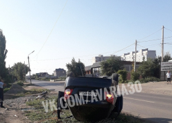 В Астрахани утром перевернулась машина