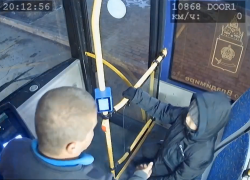 «Один дома» по-астрахански: родители забыли ребенка в автобусе