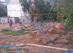 В Астрахани сотрудники водоканала раскурочили детскую площадку 