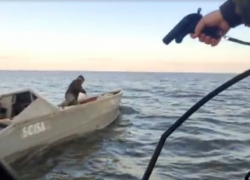 Астраханские пограничники гонялись в Каспийском море за четырьмя браконьерами. Видео
