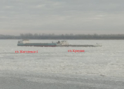 17 человек застряли во льдах Волги 