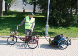 К наведению чистоты в Астрахани присоединились дворники-велосипедисты и школьники