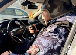 Росгвардейцы задержали астраханца с неоплаченным алкоголем и закусками