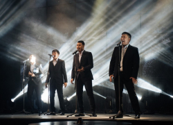 Под открытым небом в Астрахани споют четверо харизматичных мужчин 